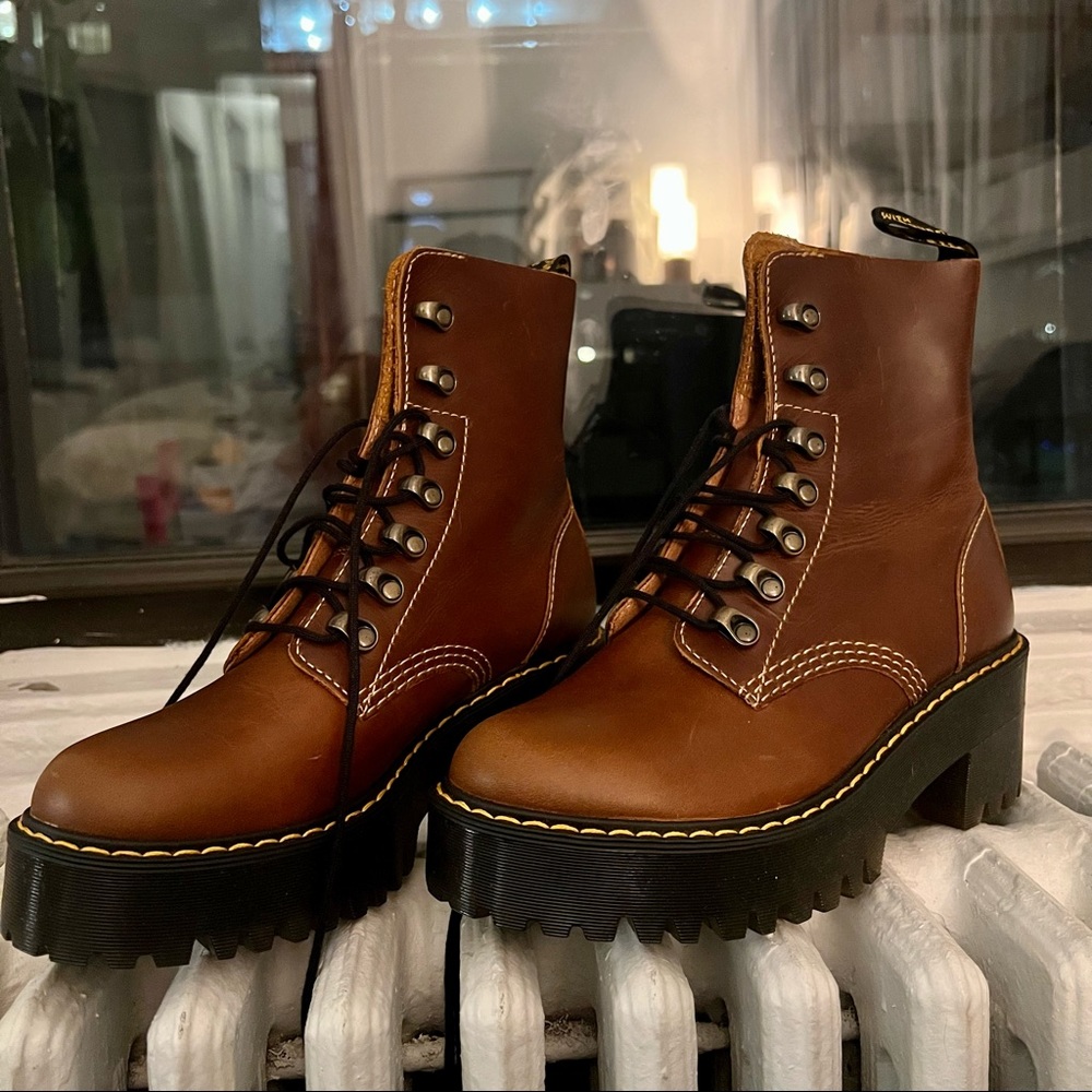 NWT Dr. Martens Leona Boot 38